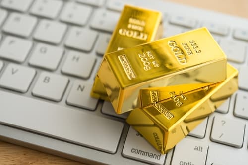 أسعار النفط والذهب تحافظ على مكاسبها رغم الضغوط